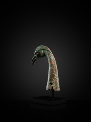 Lot 113 - A POWERFUL BIRD-HEAD BRONZE FINIAL, WESTERN INNER MONGOLIA, 6TH-4TH CENTURY BC