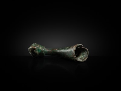 Lot 113 - A POWERFUL BIRD-HEAD BRONZE FINIAL, WESTERN INNER MONGOLIA, 6TH-4TH CENTURY BC