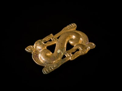 Lot 88 - A GILT-BRONZE ‘WOLF’ OPENWORK PLAQUE, NORTHWEST CHINA, 3RD-1ST CENTURY BC