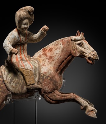 Lot 496 - AN EXCEPTIONALLY PAINTED POTTERY FIGURE OF A POLO PLAYER, SUI-TANG DYNASTY