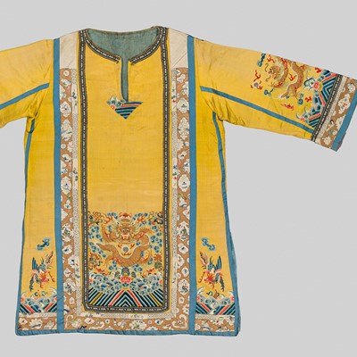 Lot 554 - A YELLOW SILK EMBROIDERED ‘DRAGON’ TUNIC, QING DYNASTY