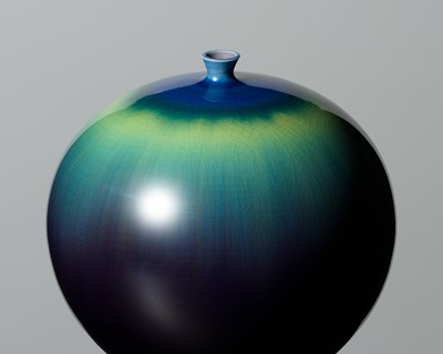 Lot 244 - TOKUDA YASOKICHI III: A FINE KUTANI-GLAZED PORCELAIN VASE