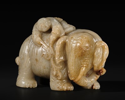 Lot 126 - A LARGE GRAY AND RUSSET JADE ‘WASHING THE ELEPHANT’ GROUP, 18TH-19TH CENTURY