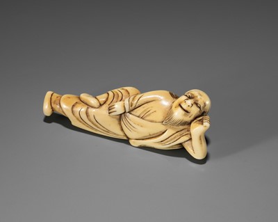 Lot 75 - AN EARLY IVORY NETSUKE OF A RECLINING SAGE