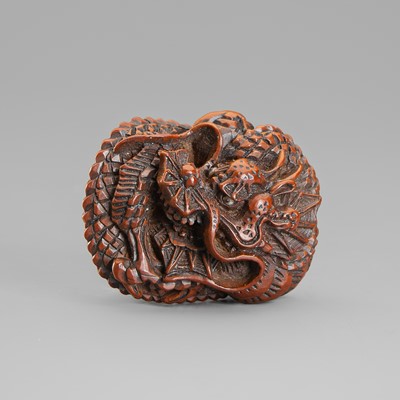 A FINE WOOD NETSUKE DEPICTING A DRAGON