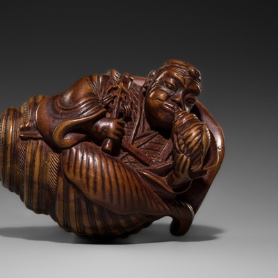Lot 494 - A FINE WOOD NETSUKE OF BENKEI INSIDE HORAGAI