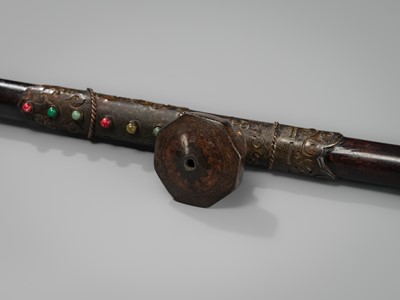 Lot 131 - A HARDWOOD OPIUM PIPE WITH HARDSTONE AND METAL FITTINGS, LATE QING DYNASTY TO REPUBLIC PERIOD