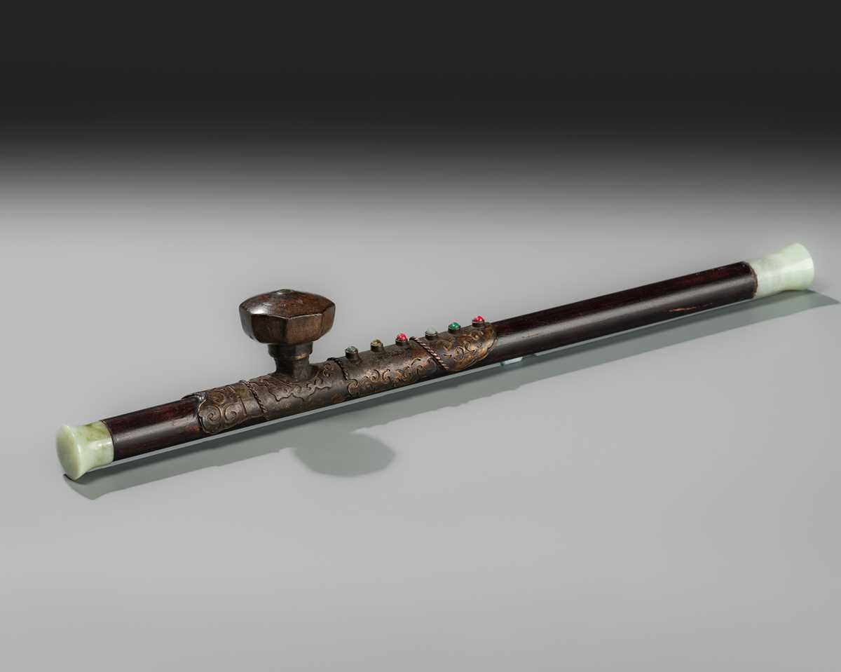 Lot 131 - A HARDWOOD OPIUM PIPE WITH HARDSTONE AND METAL FITTINGS, LATE QING DYNASTY TO REPUBLIC PERIOD