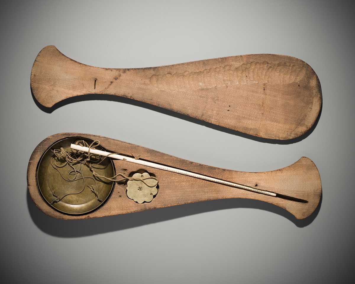 Lot 122 - A BAITONG STEELYARD AND MATCHING WOOD CASE, DOTCHIN, 19TH CENTURY