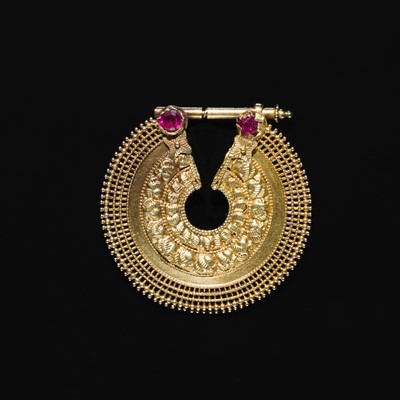 Lot 202 - A GROUP OF TWO 18K GOLD NOSE RINGS, AN 18K GOLD AMULET, AND TWO INLAID PENDANTS, 20TH CENTURY AND EARLIER