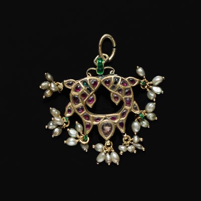 Lot 202 - A GROUP OF TWO 18K GOLD NOSE RINGS, AN 18K GOLD AMULET, AND TWO INLAID PENDANTS, 20TH CENTURY AND EARLIER