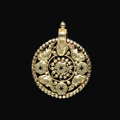 Lot 202 - A GROUP OF TWO 18K GOLD NOSE RINGS, AN 18K GOLD AMULET, AND TWO INLAID PENDANTS, 20TH CENTURY AND EARLIER