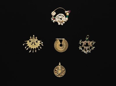 Lot 202 - A GROUP OF TWO 18K GOLD NOSE RINGS, AN 18K GOLD AMULET, AND TWO INLAID PENDANTS, 20TH CENTURY AND EARLIER