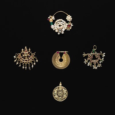 Lot 202 - A GROUP OF TWO 18K GOLD NOSE RINGS, AN 18K GOLD AMULET, AND TWO INLAID PENDANTS, 20TH CENTURY AND EARLIER