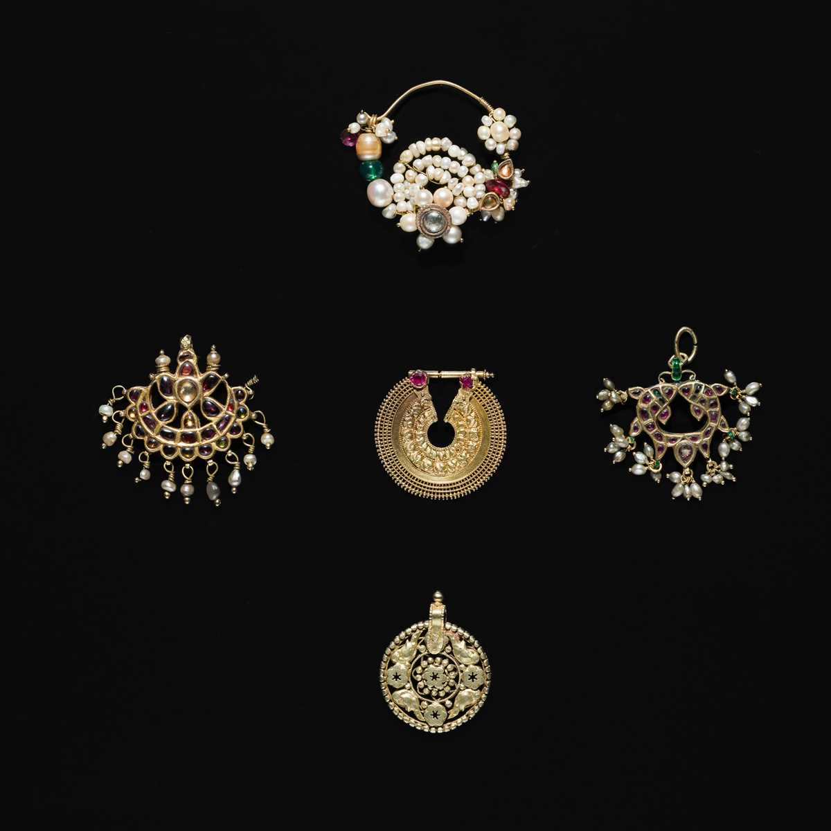 Lot 202 - A GROUP OF TWO 18K GOLD NOSE RINGS, AN 18K GOLD AMULET, AND TWO INLAID PENDANTS, 20TH CENTURY AND EARLIER
