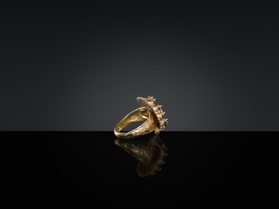 Lot 199 - A GOLD FILIGREE ROSETTE RING, MUGHAL, NORTHERN INDIA, 19TH-20TH CENTURY