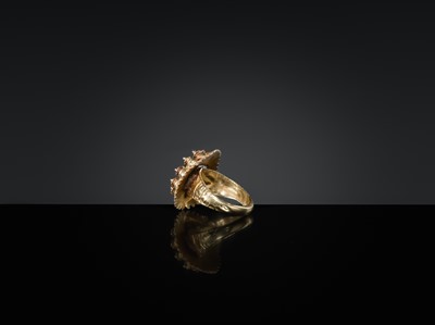 Lot 199 - A GOLD FILIGREE ROSETTE RING, MUGHAL, NORTHERN INDIA, 19TH-20TH CENTURY