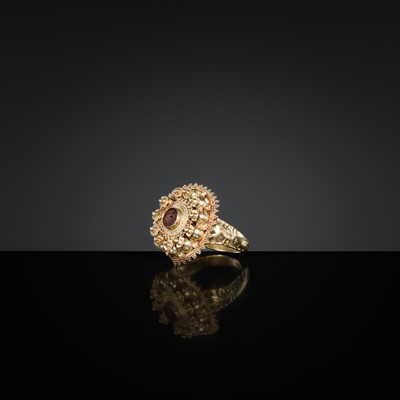 Lot 199 - A GOLD FILIGREE ROSETTE RING, MUGHAL, NORTHERN INDIA, 19TH-20TH CENTURY