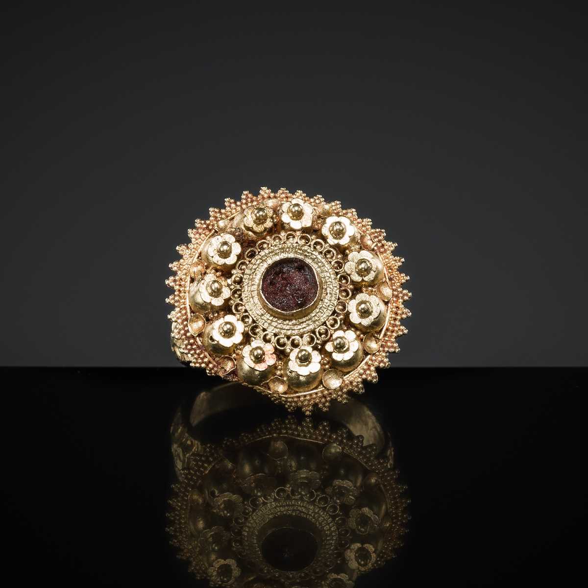Lot 199 - A GOLD FILIGREE ROSETTE RING, MUGHAL, NORTHERN INDIA, 19TH-20TH CENTURY