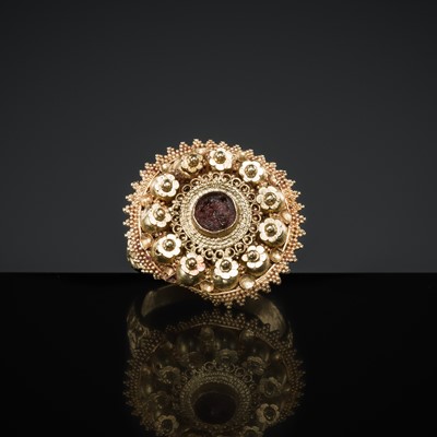 Lot 199 - A GOLD FILIGREE ROSETTE RING, MUGHAL, NORTHERN INDIA, 19TH-20TH CENTURY