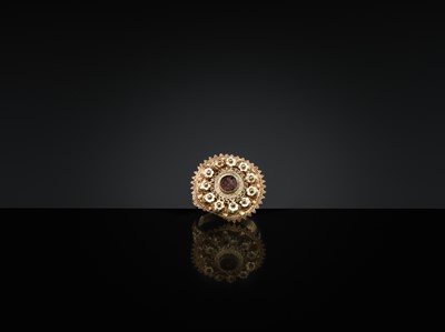 Lot 199 - A GOLD FILIGREE ROSETTE RING, MUGHAL, NORTHERN INDIA, 19TH-20TH CENTURY
