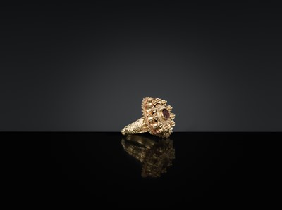 Lot 199 - A GOLD FILIGREE ROSETTE RING, MUGHAL, NORTHERN INDIA, 19TH-20TH CENTURY