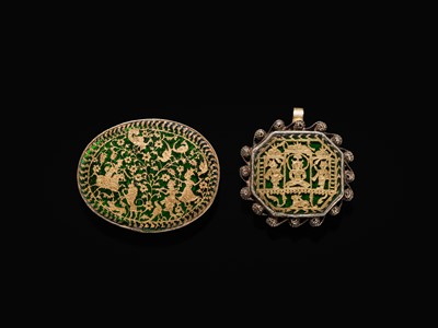 Lot 106 - A GOLD AND STAINED GLASS (THEWA) PENDANT AND PLAQUE, 19TH CENTURY