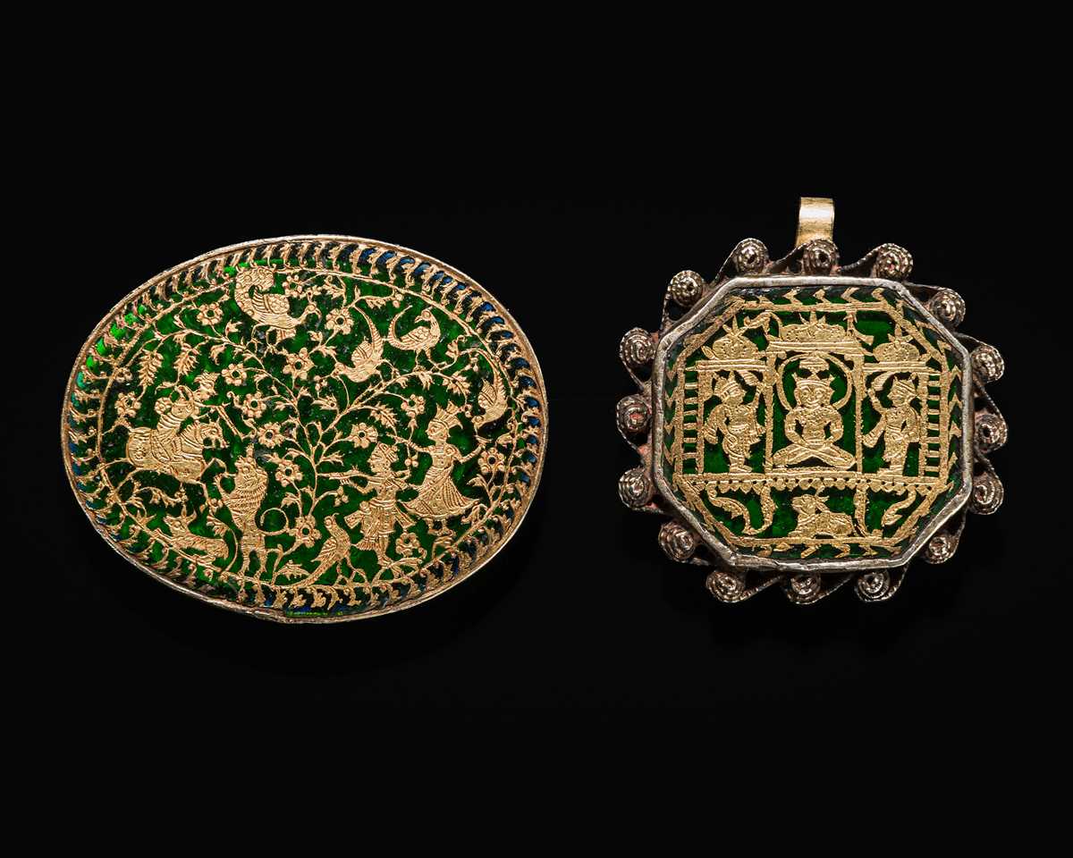 Lot 106 - A GOLD AND STAINED GLASS (THEWA) PENDANT AND PLAQUE, 19TH CENTURY