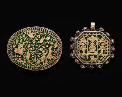 Lot 106 - A GOLD AND STAINED GLASS (THEWA) PENDANT AND PLAQUE, 19TH CENTURY