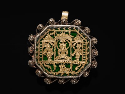 Lot 106 - A GOLD AND STAINED GLASS (THEWA) PENDANT AND PLAQUE, 19TH CENTURY