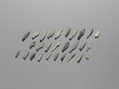 Lot 171 - A GROUP OF TWENTY-EIGHT BRONZE ARROWHEADS, 5TH-2ND CENTURY BC OR EARLIER