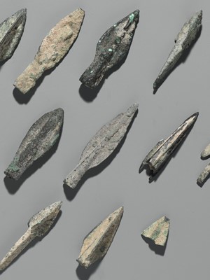 Lot 171 - A GROUP OF TWENTY-EIGHT BRONZE ARROWHEADS, 5TH-2ND CENTURY BC OR EARLIER