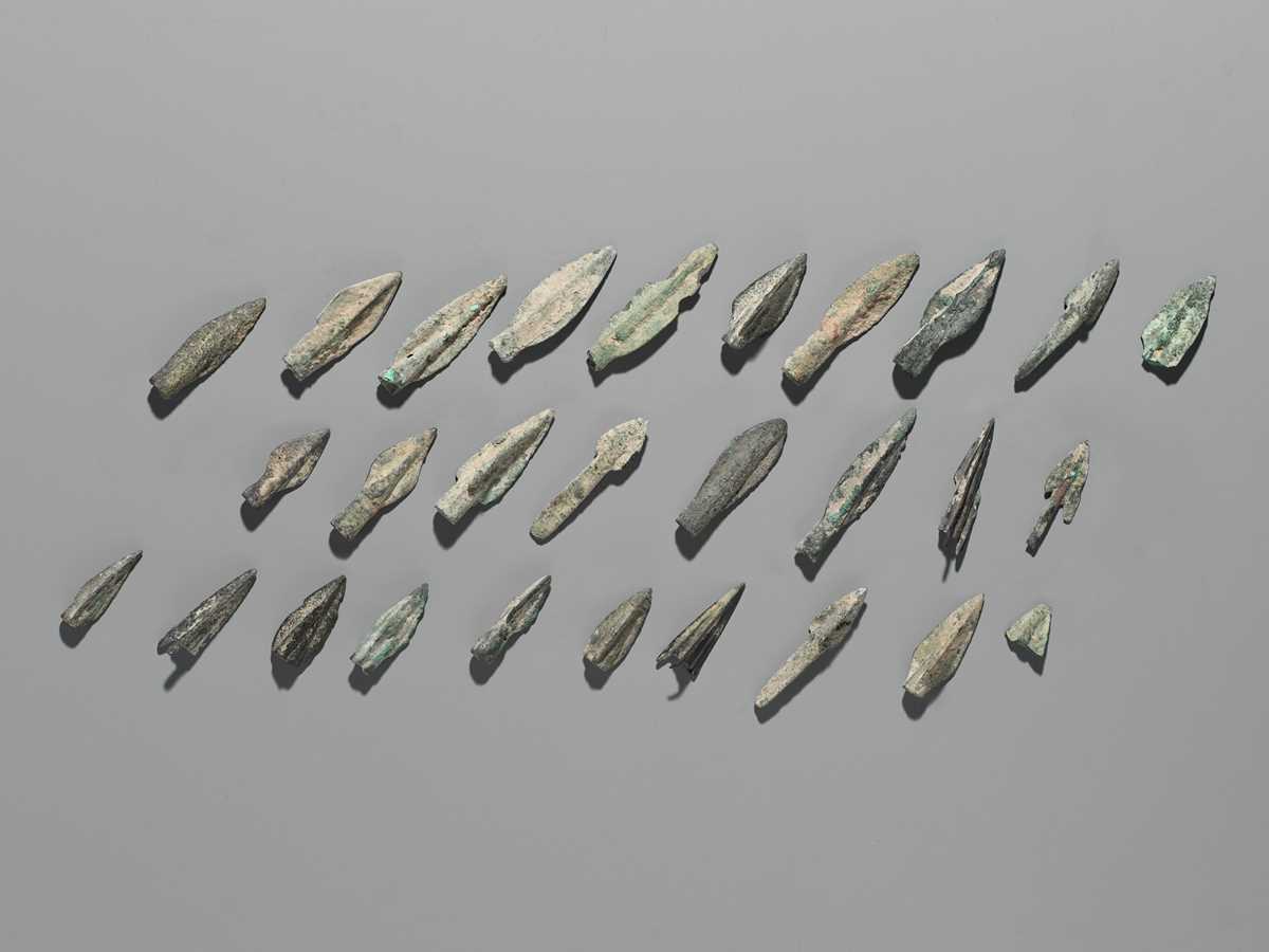 Lot 171 - A GROUP OF TWENTY-EIGHT BRONZE ARROWHEADS, 5TH-2ND CENTURY BC OR EARLIER