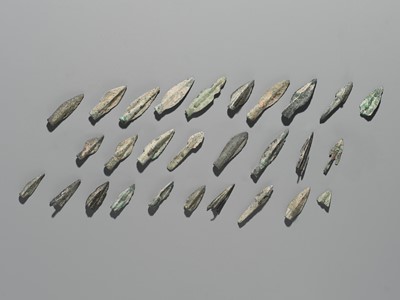 Lot 171 - A GROUP OF TWENTY-EIGHT BRONZE ARROWHEADS, 5TH-2ND CENTURY BC OR EARLIER
