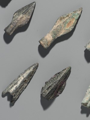 Lot 171 - A GROUP OF TWENTY-EIGHT BRONZE ARROWHEADS, 5TH-2ND CENTURY BC OR EARLIER
