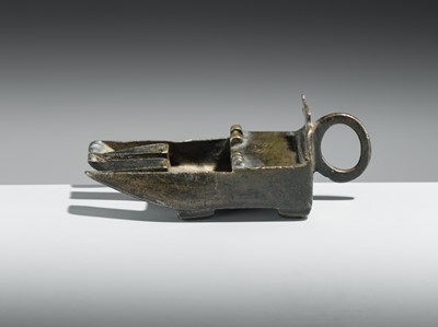 Lot 169 - AN EARLY ISLAMIC BRONZE OIL LAMP, SYRIA OR PERSIA, 12TH-14TH CENTURY