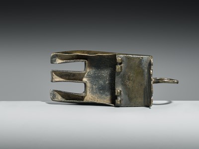 Lot 169 - AN EARLY ISLAMIC BRONZE OIL LAMP, SYRIA OR PERSIA, 12TH-14TH CENTURY