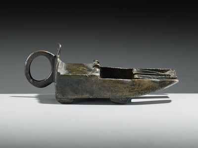 Lot 169 - AN EARLY ISLAMIC BRONZE OIL LAMP, SYRIA OR PERSIA, 12TH-14TH CENTURY