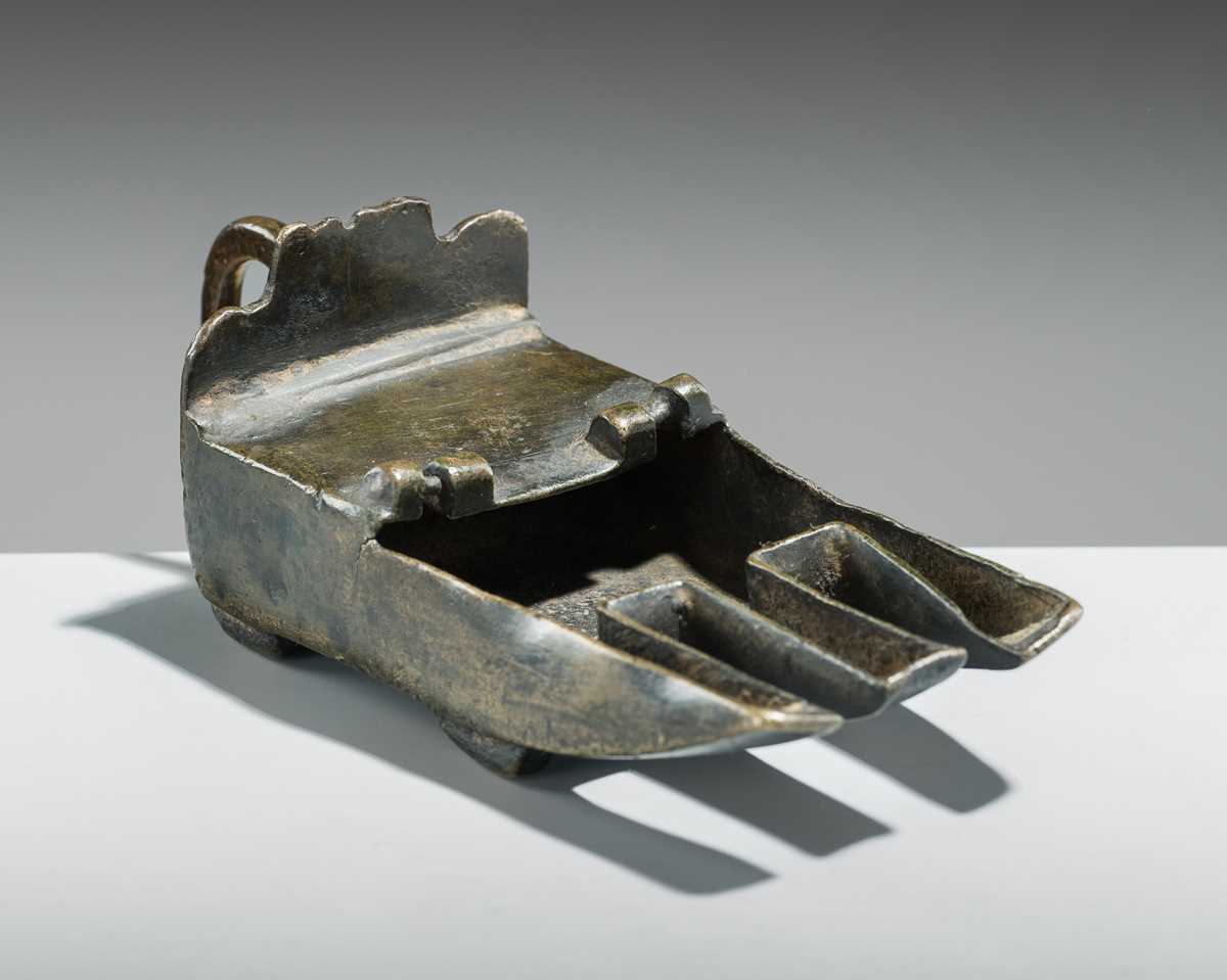 Lot 169 - AN EARLY ISLAMIC BRONZE OIL LAMP, SYRIA OR PERSIA, 12TH-14TH CENTURY