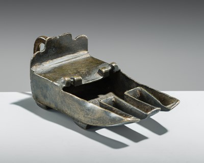 Lot 169 - AN EARLY ISLAMIC BRONZE OIL LAMP, SYRIA OR PERSIA, 12TH-14TH CENTURY