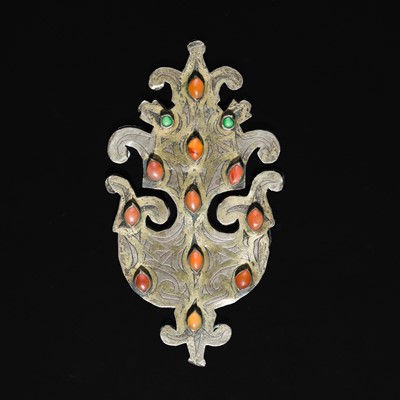 Lot 210 - A TURKMEN CARNELIAN-INLAID PARCEL-GILT METAL ‘DOUBLE EAGLE’ AMULET PENDANT, DAGDAN, TURKMEN, TEKKE, 19TH-20TH CENTURY