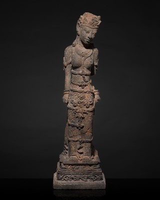 Lot 198 - A MAJAPAHIT TERRACOTTA FIGURE OF A PRINCESS, RAJAPUTRA