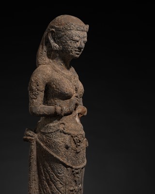 Lot 197 - A MAJAPAHIT TERRACOTTA FIGURE OF A NOBLE MAIDEN, RAJAPUTRI
