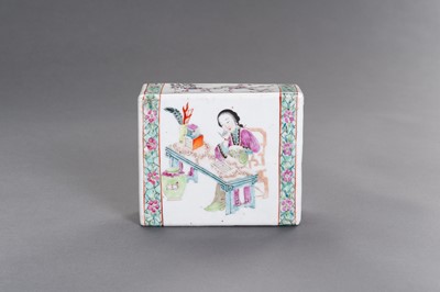 Lot 378 - A FAMILLE ROSE ENAMELED PORCELAIN ‘COURT LADY’ SCENT BOX, QING DYNASTY