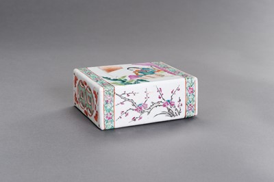 Lot 378 - A FAMILLE ROSE ENAMELED PORCELAIN ‘COURT LADY’ SCENT BOX, QING DYNASTY