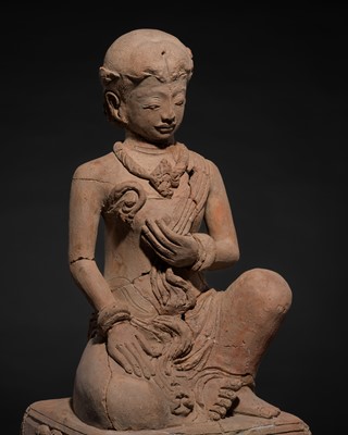 Lot 191 - A FINE MAJAPAHIT TERRACOTTA FIGURE OF A YOUNG WOMAN