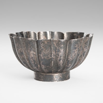 Lot 1006 - A SILVER ‘FOLIATE’ BOWL, QING DYNASTY (1644-1912)