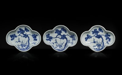Lot 514 - A SET OF THREE BLUE AND WHITE QUATREFOIL ‘THREE FRIENDS OF WINTER’ DISHES, 17TH CENTURY