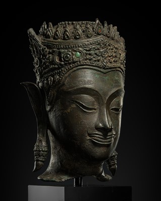 Lot 646 - A RARE GLASS-INLAID BRONZE HEAD OF THE CROWNED BUDDHA, PHRA CHAO SONG KHRUANG (‘A LORD WEARING ORNAMENTS’), AYUTTHAYA PERIOD