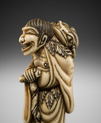 Lot 455 - A FINE OSAKA SCHOOL IVORY NETSUKE OF GAMA SENNIN